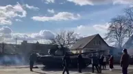 مردم اوکراین خود را جلوی تانکهای روسی می‌اندازند!+ویدئو
