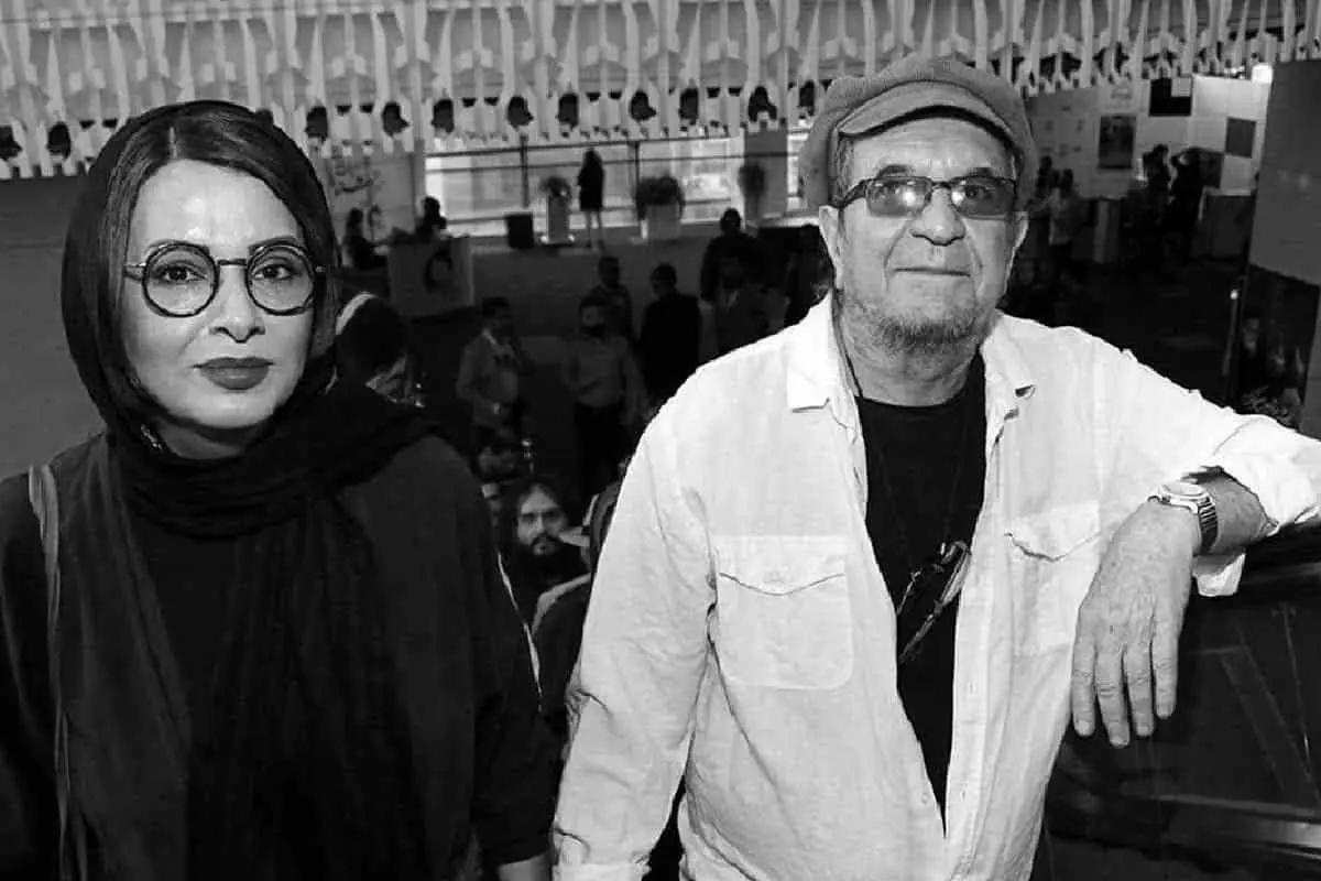 عکس تابوت‌های داریوش مهرجویی و همسرش | مراسم وداع با کارگردان بزرگ سینما در حال برگزاری است