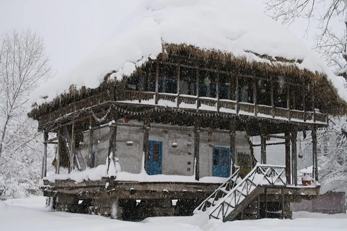 سنگینی برف بر خانه‌های تاریخی گیلان