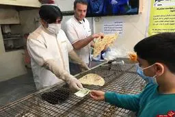 اقدام پسندیده نانوای قمی برای جلوگیری از انتشار ویروس کرونا + تصاویر