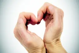 با کشیدن ناخن های خود به هم رشد موهایتان را زیاد کنید