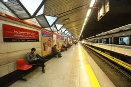 استقرار پلیس مترو در گیت‌های ورودی 