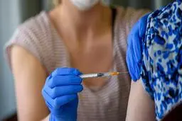 
تزریق دوز سوم واکسن کرونا در ترکیه و آلمان؛ در دیگر کشورها چه می‌گذرد؟
