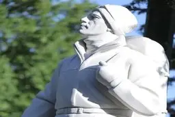 
  نصب مجسمه فاتح اورست در شمال تهران نصب 
