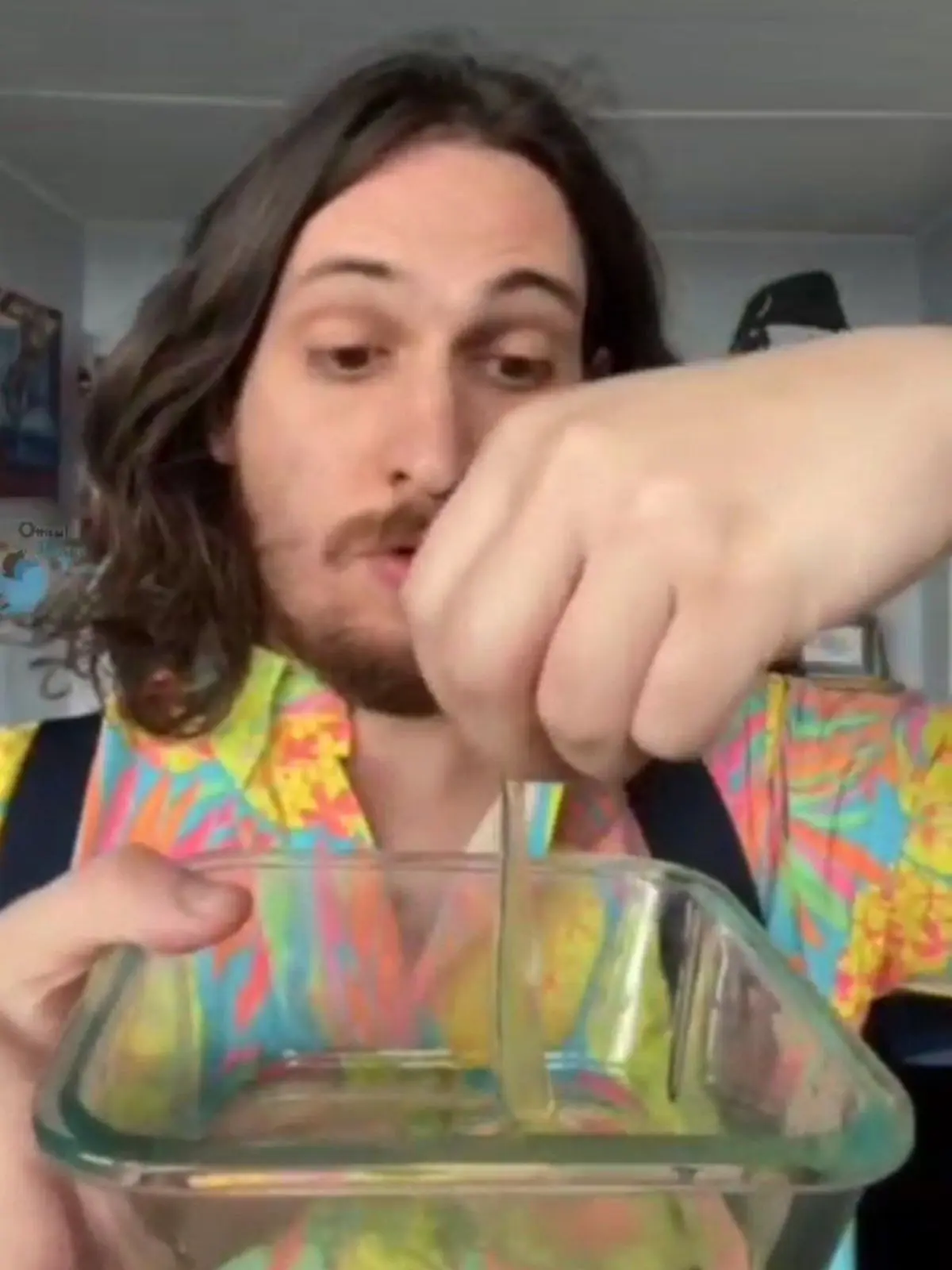 یک ترفند عجیب و جالب برای جدا کردن زرده‌ی تخم‌مرغ+ویدئو