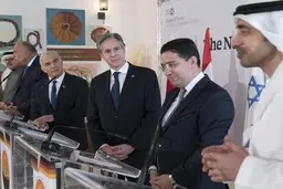 جای اسرائیل و امریکا در خاورمیانه تغییر می کند؟ | اعراب و تل آویو علیه ایران ناتوی خاورمیانه را تشکیل می دهند؟