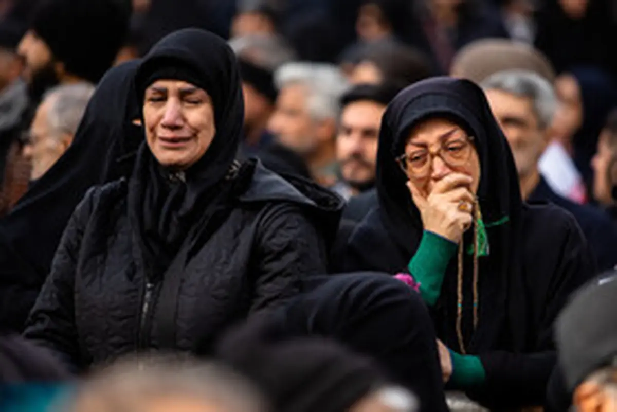 تصاویری از وداع تلخ خانواده با شهید ۲۶ ساله
کوهدشت | لحظه وداع خانواده شهید مهدی حیدری با پیکرش +ویدئو