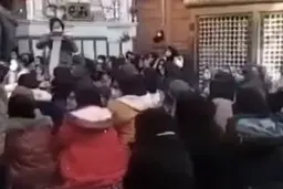 
همخوانی دانش‌آموزان دختر در یکی از امامزاده‌های اصفهان