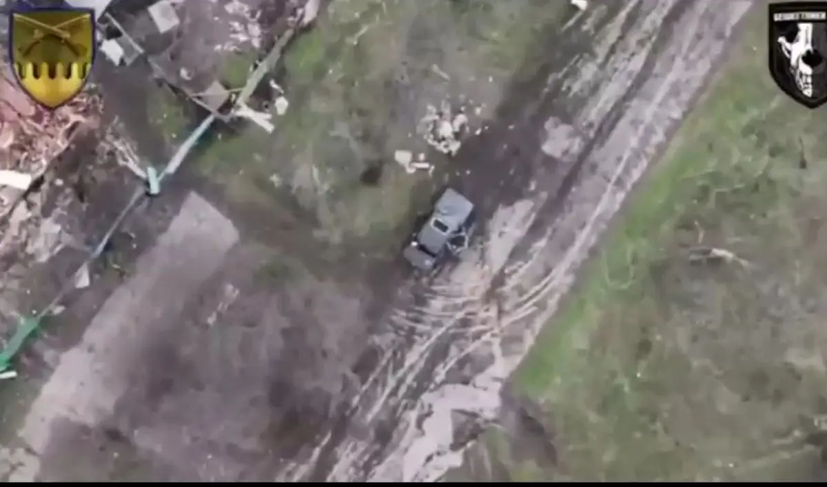 لحظه‌ای که پهپاد اوکراینی، بمب را مستقیم به داخل خودروی روس پرتاب می‌کند!+ویدئو 