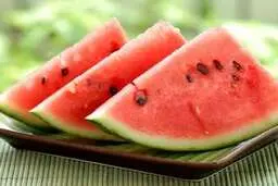 برای برخی افراد،  مصرف هندوانه مجاز نیست