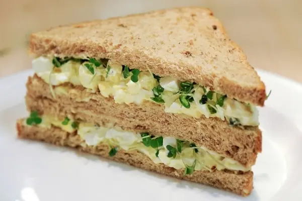 ساندویچ تخم مرغ کلاسیک؛ یک انتخاب ساده و مقوی برای میان‌وعده | طرز تهیه ساندویچ تخم مرغ +ویدئو