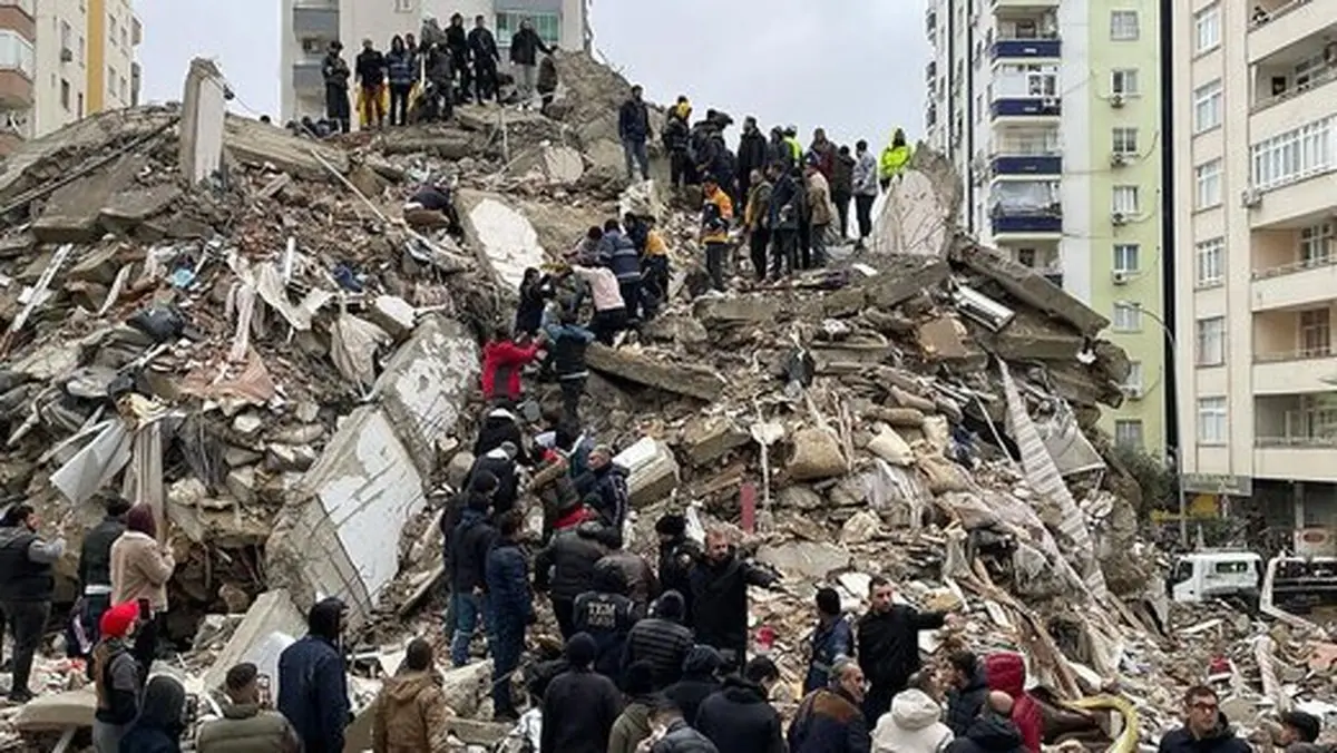 زنده ماندن یک زن از زیر آوار زلزله ترکیه پس از یک هفته! + ویدئو