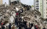 نحوه پخش کمک‌ها در مناطق زلزله زده ترکیه | جعبه های کمک رو همینطور پرت میکنن روی سر مردم! +ویدئو