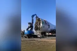لحظه عجیب اوراق شدن هواپیمای فرسوده توسط جرثقیل+ویدئو