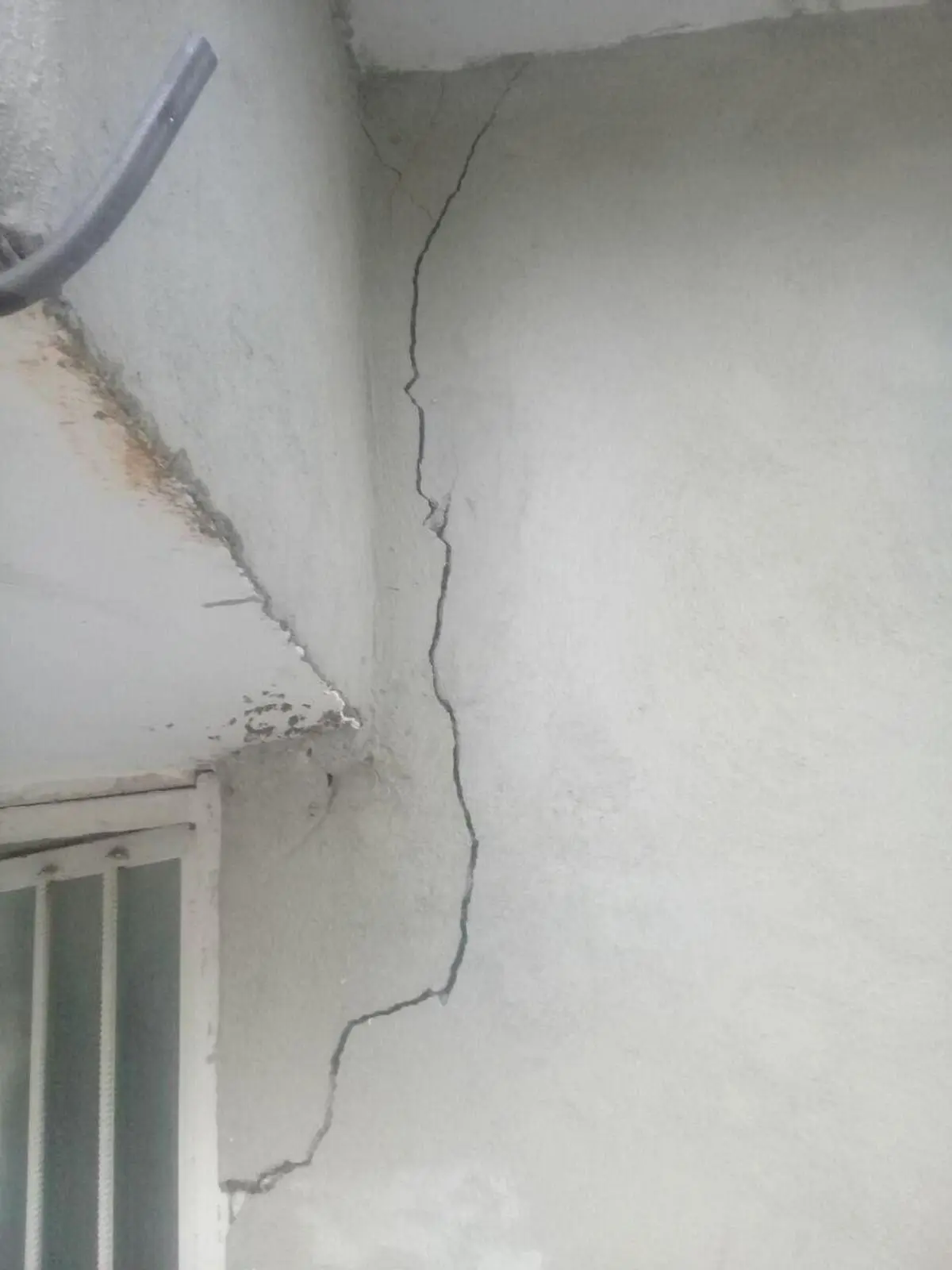 ترک‌خوردگی دیوار  برخی منازل‌ در زلزله «فیروزآباد»  لرستان در اثر زلزله