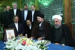 
عکس / فاتحه خوانی روحانی و سیدحسن خمینی بر سر مزار آیت الله هاشمی
