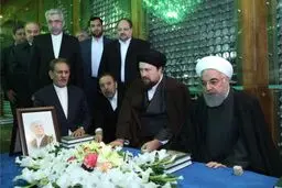 
عکس / فاتحه خوانی روحانی و سیدحسن خمینی بر سر مزار آیت الله هاشمی
