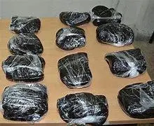 مسافر قاچاقچی 165 بسته مواد مخدر را بلعید! | مأموران هشیار مانع قاچاق تریاک شدند