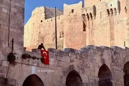 اهتزاز پرچم ترکیه توسط تروریست‌ها در حلب!