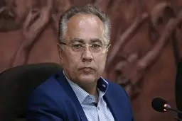 معاون پارلمانی رییس جمهور سفر رفته اما نه قطب جنوب!
