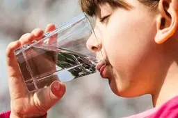 با نوشیدن آب پیش از غذا لاغر شوید