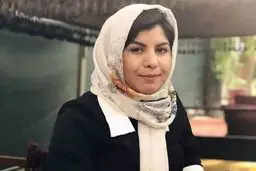 حضور زن قهرمان افغانی در بیمارستان کابل برای کمک کودکان یتیم