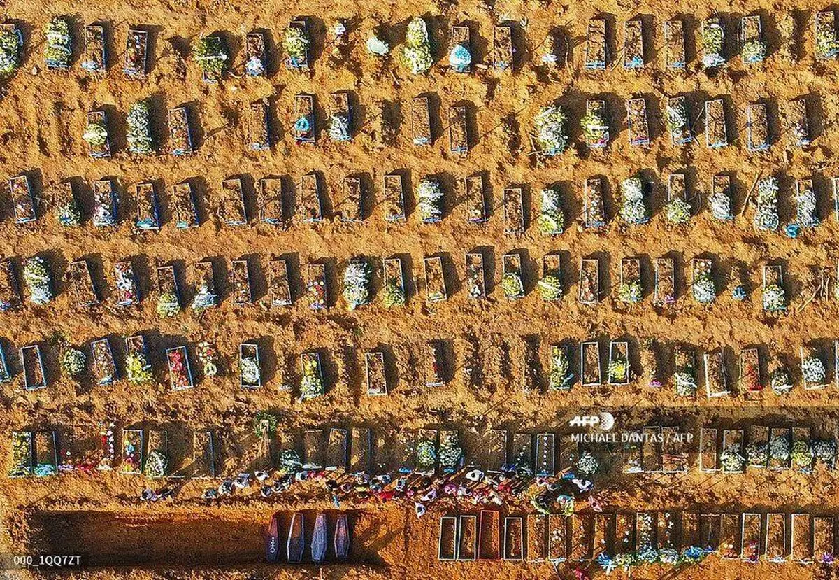 نمای هوایی از تابوت های در حال دفن قربانیان کرونا در مانائوس برزیل