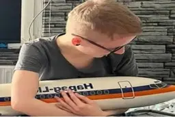 ازدواج عجیب یک دختر 23 ساله با هواپیما + تصویر