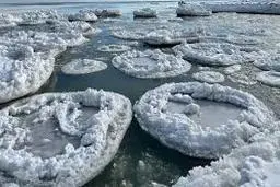 تشکیل کف‌های عظیم روی سطح دریاچه میشیگان | پدیده‌ای کم‌نظیر در دل سرمای زمستان +ویدئو