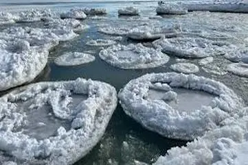 تشکیل کف‌های عظیم روی سطح دریاچه میشیگان | پدیده‌ای کم‌نظیر در دل سرمای زمستان +ویدئو