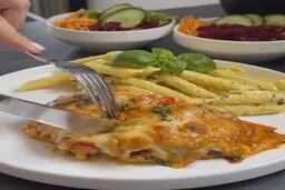 این مرغ سبزیجات و قارچ همه رو نمک گیر خودش می‌کنه! | طرز تهیه مرغ با سبزیجات و قارچ +ویدئو