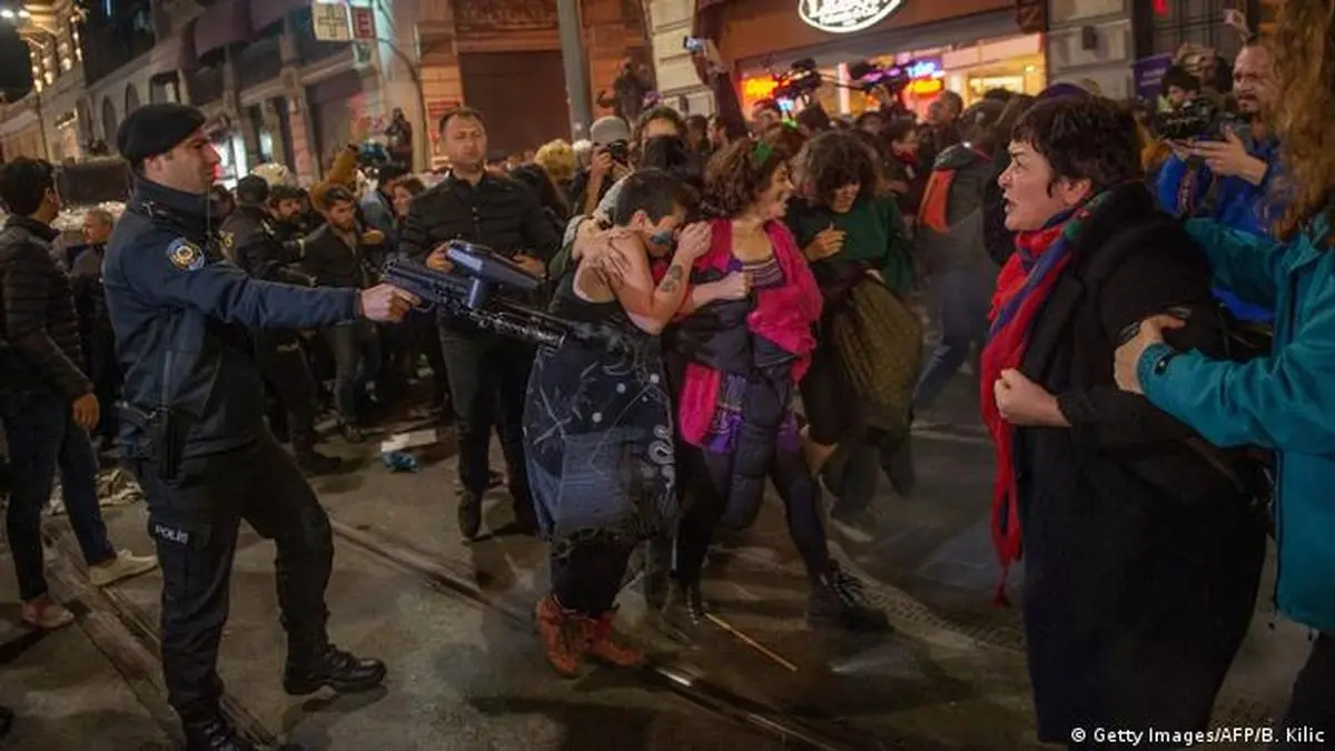 پلیس استانبول تظاهرات منع خشونت علیه زنان را با خشونت بر هم زد