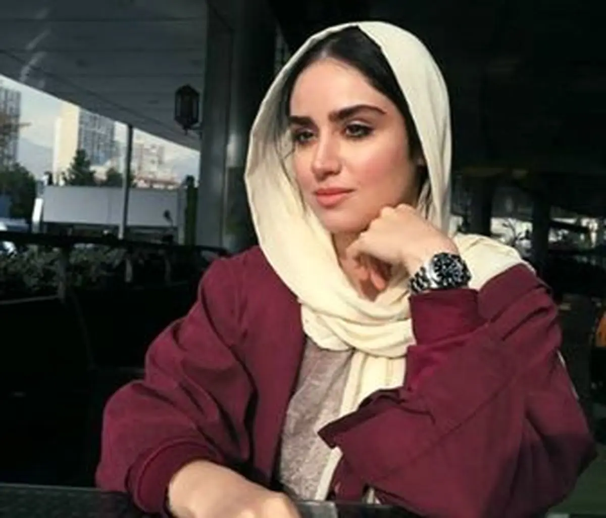 تصویری جنجالی و عجیب از خانم بازیگر در ورزشگاه آزادی | او هم پرسپولیسی شد؟!