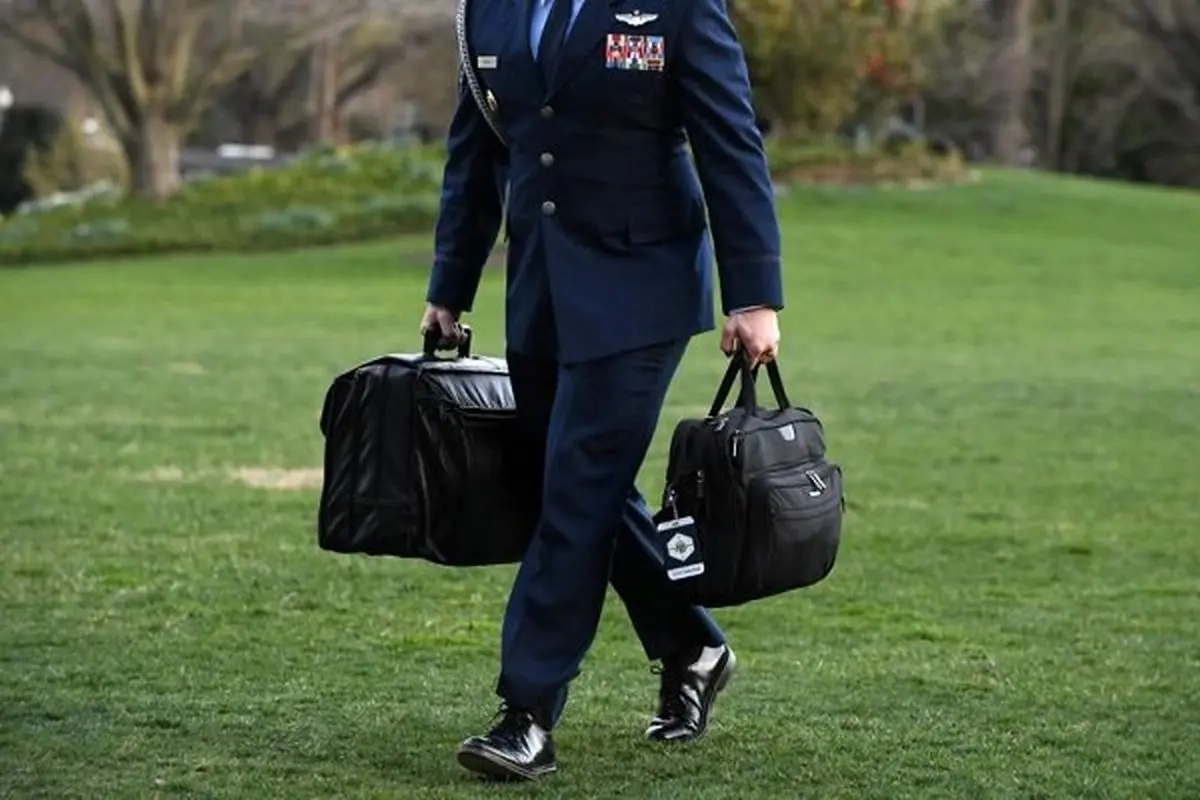 ترامپ چمدان «فوتبال هسته‌ای» را با خود می‌برد