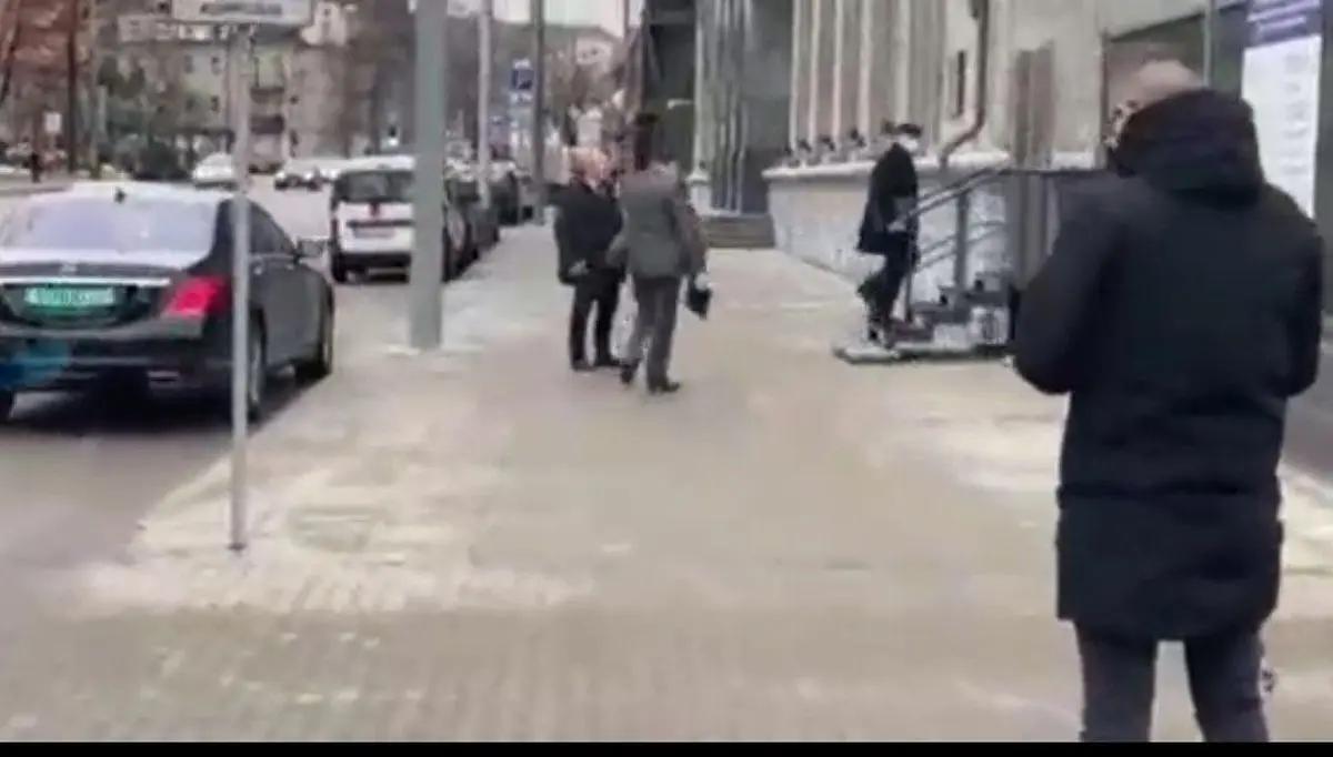 وقتی راننده‌ی سفیر روسیه، پرچم روسیه را پنهان می‌کند!+ویدئو