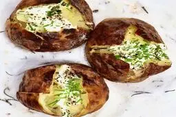 سیب زمینی رو اینجوری بپزی از گوشت هم خوشمزه‌تر می‌شه! | طرز تهیه سیب زمینی تنوری با پوست روی سنگ+ویدئو