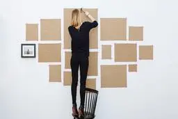 چیدمان خلاقانه تابلوها | ایده‌هایی برای دیوارهای شیک و هنری +ویدئو