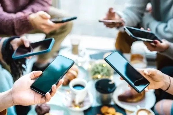 فوبیای نسل z  از پاسخ دادن به تلفن برای چیست؟ | ترس از تماس؛ فوبیای پنهان نسل Z