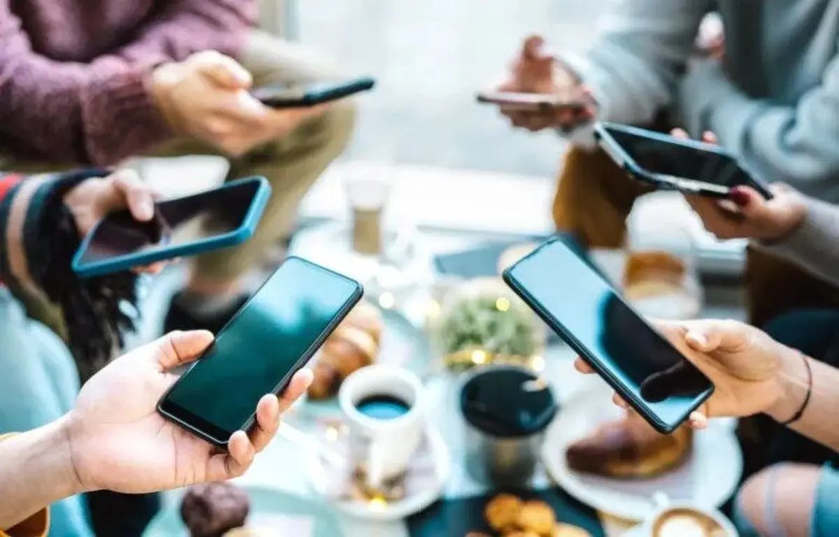 فوبیای نسل z  از پاسخ دادن به تلفن برای چیست؟ | ترس از تماس؛ فوبیای پنهان نسل Z