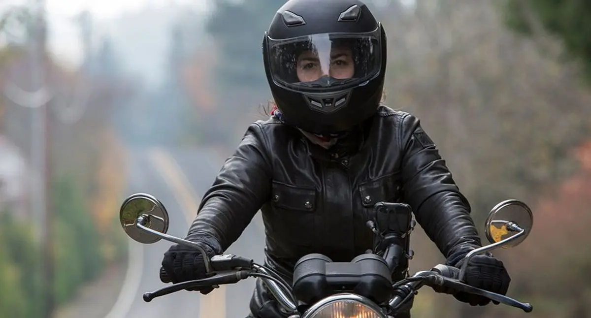 موتورسواریِ خانم چادری در خیابان‌های آمستردام هلند!+ویدئو