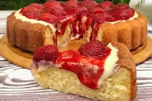 دستور پخت کیک توت‌فرنگی با کرم پنیری | خوشمزه‌ترین کیک فصل با مواد ساده +ویدئو
