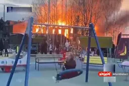 لحظات عجیب بازی کردن کودکان در کنار خانه‌ای که در حال سوختن است!+ویدئو 