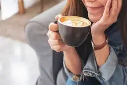 فواید و مضرات قهوه ناشتا چیست؟ | صبح ها قهوه بخوریم یا نه؟