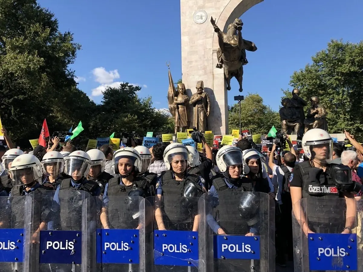 سرکوب تظاهرات روز کارگر در استانبول|پلیس ضدشورش استانبول با گاز اشک‌آوربه مردم حمله کرد