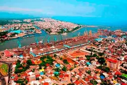 تصویر بسیار قدیمی از دورهمی مردم در بندر انزلی از دوره قاجار! + عکس