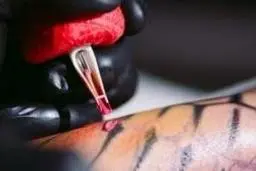 کارعجیب مادر شیفته خالکوبی با بدن کودک یک ساله