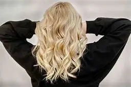 دیگه نیازی به بابلیس نیست | فقط با یه با بطری موهای خودتونو فر کنید! +ویدئو