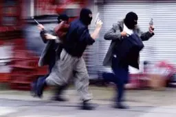 ویدیوی از سرقت مسلحانه موبایل‌فروشی در زاهدان | حمله مردان مسلح به موبایل فروشی 