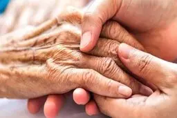 شکستن رکورد جهانی چتربازی  به دست پیرزن صدساله+ ویدئو