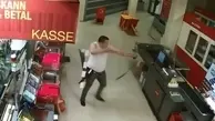 حمله یک مرد خشمگین با تیر و کمان برای مشروب! + ویدیو